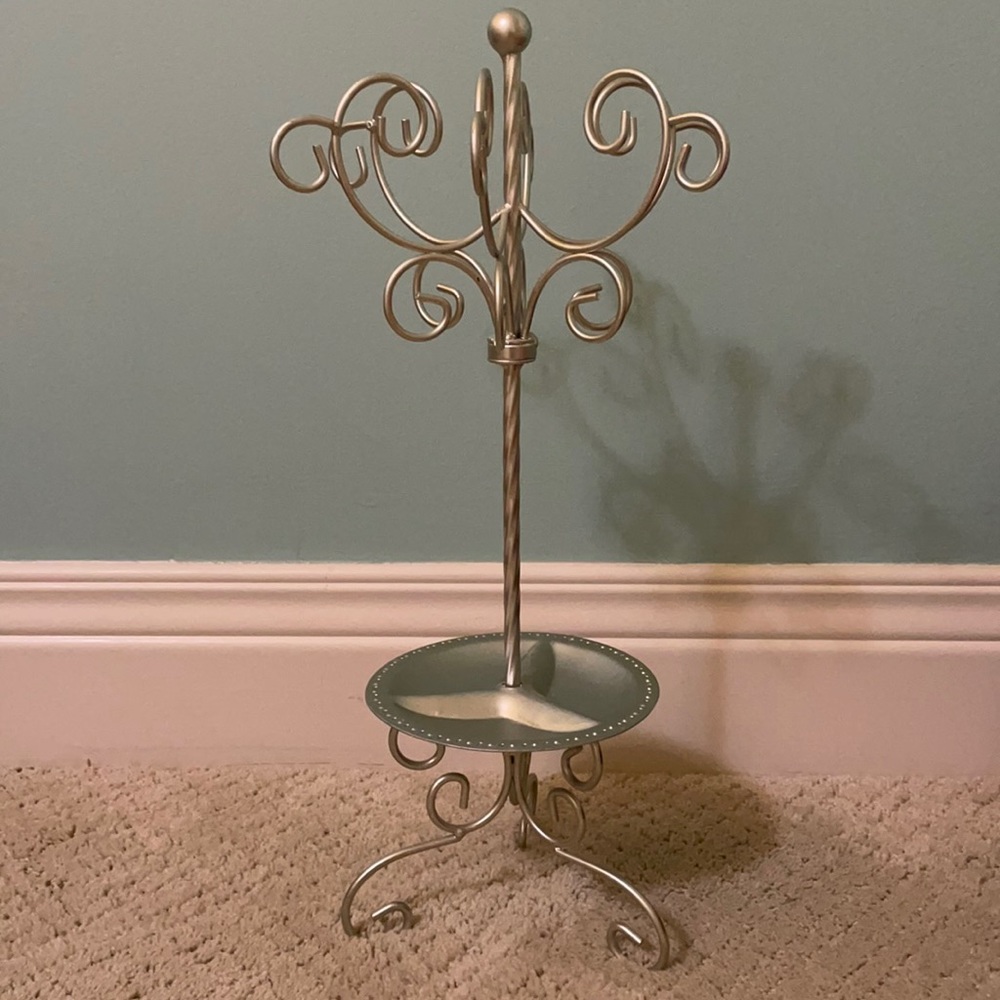Slicer jewelry stand